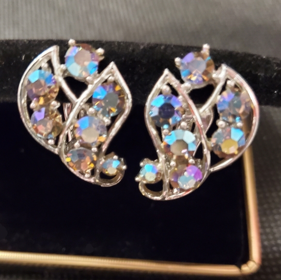 Beautiful Vintage Earrings Blue Aurora Borelis ~ Gold Tone~ Vintage Jewelry - Picture 1 of 10